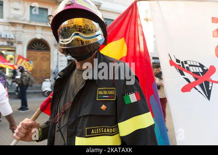 I manifestanti partecipano ad una manifestazione Euro-Stop (organizzata dalla piattaforma sociale di sinistra di Eurostop) per protestare contro l'Unione europea, le politiche italiane e l'Eurozona nel centro di Roma, Italia, il 11 novembre 2017. (Foto di Michele Spatari/NurPhoto) Foto Stock