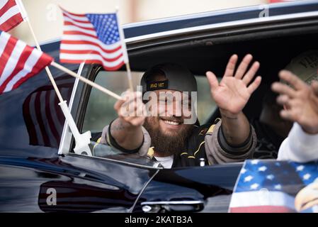 Il veterano della guerra in Iraq si lancia alla folla durante la San Fernando Valley Veterans’ Day Parade a Los Angeles, California, il 11 novembre 2017. Veterans Day è una festa federale negli Stati Uniti in onore dei veterani militari americani. Celebrato annualmente il 11 novembre per segnare la firma dell'armistizio del 1918 che concluse la prima guerra mondiale (Foto di Ronen Tivony/NurPhoto) Foto Stock