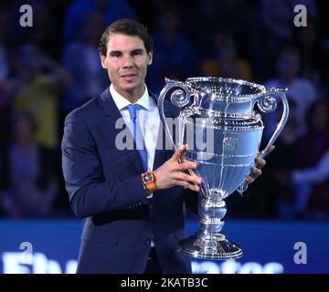 Rafael Nadal of Spain World numero uno con Trophy durante il giorno uno delle finali del Nitto ATP World Tour 2017 giocate alla O2 Arena di Londra, Regno Unito il 12 novembre 2017 (Photo by Kieran Galvin/NurPhoto)
