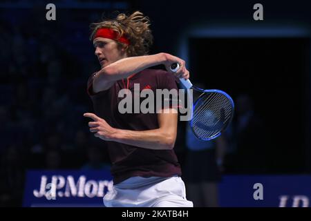 Alexander Zverev di Germania gioca contro Marin Cilic di Croazia durante le finali del Nitto ATP World Tour alla O2 Arena, Londra, Regno Unito il 12 novembre 2017. (Foto di Alberto Pezzali/NurPhoto) Foto Stock