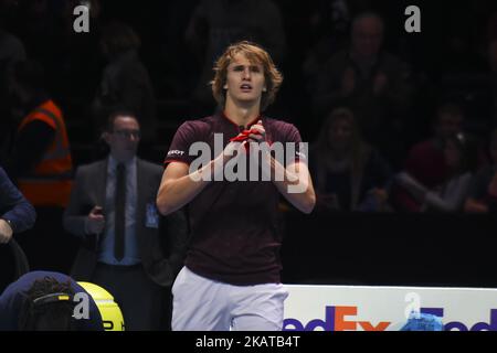 Alexander Zverev di Germania celebra un punto di rottura nel terzo insieme contro Marin Cilic di Croazia nella loro partita di robin durante le finali del Nitto ATP World Tour alla O2 Arena il 12 novembre 2017 a Londra, Inghilterra. (Foto di Alberto Pezzali/NurPhoto) Foto Stock