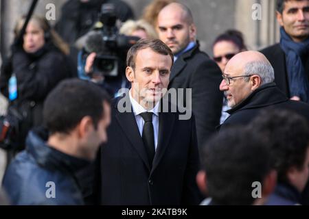 Il presidente francese Emmanuel Macron conforta i parenti delle vittime nei pressi della sede del concerto di Bataclan durante una cerimonia che segna il secondo anniversario degli attacchi di Parigi del 2015 novembre, in cui 130 persone sono state uccise, a Parigi, il 13 novembre 2017. (Foto di Michel Stoupak/NurPhoto) Foto Stock