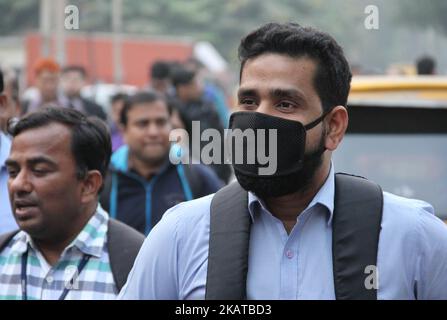 Un uomo indiano con il suo volto coperto di smog pesante su una strada in Gurgaon, India il 13 novembre 2017. Le scuole riaprirono a Nuova Delhi il 13 novembre, nonostante un nuovo picco di inquinamento a livelli di emergenza, attirando proteste da parte dei genitori della capitale indiana che hanno detto che il movimento metteva a repentaglio la salute dei bambini. (Foto di Nasir Kachroo/NurPhoto) Foto Stock