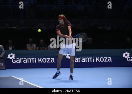 Alexander Zverev di Germania gioca nel singolo contro Roger Federer di Svizzera il terzo giorno delle finali del Nitto ATP World Tour alla O2 Arena, Londra UK il 14 novembre 2017. (Foto di Alberto Pezzali/NurPhoto) Foto Stock