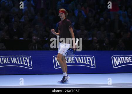 Alexander Zverev di Germania gioca nel singolo contro Roger Federer di Svizzera il terzo giorno delle finali del Nitto ATP World Tour alla O2 Arena, Londra UK il 14 novembre 2017. (Foto di Alberto Pezzali/NurPhoto) Foto Stock