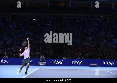 Roger Federer di Svizzera gioca nella partita in single contro Alexander Zverev di Germania il terzo giorno delle finali del Nitto ATP World Tour alla O2 Arena, Londra UK il 14 novembre 2017. (Foto di Alberto Pezzali/NurPhoto) Foto Stock