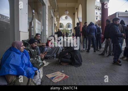 Circa 100 rifugiati e migranti provenienti da Iraq, Siria, Palestina, Iran, Turchia, Sudan, Pakistan e Afghanistan si sono riuniti in Piazza Aristotelous, Salonicco (Grecia), il 16 novembre 2017, per marciare verso i confini greco-ex Repubblica iugoslava di Macedonia. Le condizioni meteorologiche sono pessime per il momento. Cercheranno di attraversare le frontiere e raggiungere i paesi europei come la Germania e la Svezia. Protestano anche contro le cattive condizioni di vita della Grecia. Tra questi vi sono migranti privi di documenti e maltrattati dai contrabbandieri. (Foto di Nicolas Economou/NurPhoto) Foto Stock