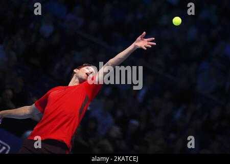 Il Dominic Thiem austriaco serve al Pablo Carreno Busta spagnolo durante la partita di round robin maschile del quarto giorno del torneo di tennis ATP World Tour Finals presso la O2 Arena di Londra il 15 2017 novembre. (Foto di Alberto Pezzali/NurPhoto) Foto Stock