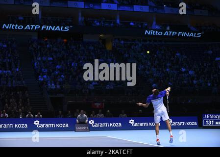 Il croato Marin Cilic serve al svizzero Roger Federer durante la partita di round robin maschile del quinto giorno del torneo di tennis ATP World Tour Finals presso la O2 Arena di Londra il 16 novembre 2017. (Foto di Alberto Pezzali/NurPhoto) Foto Stock