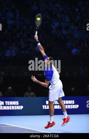 Il croato Marin Cilic serve al svizzero Roger Federer durante la partita di round robin maschile del quinto giorno del torneo di tennis ATP World Tour Finals presso la O2 Arena di Londra il 16 novembre 2017. (Foto di Alberto Pezzali/NurPhoto) Foto Stock