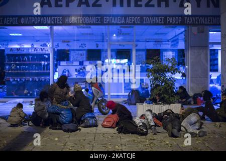 Circa 300 rifugiati e migranti hanno cercato di marciare ai confini greco-ex-ROM e nella zona di Idomeni il 16 novembre 2017. I richiedenti asilo hanno cercato di raggiungere le frontiere per seguire la rotta balcanica e raggiungere i paesi europei. Alcuni di loro hanno chiesto di riunirsi con le loro famiglie che sono già insediate nei paesi dell’Europa nordoccidentale. la marcia è stata organizzata attraverso i social media tra i rifugiati con il sostegno del gruppo di solidarietà-sinistra. Un gruppo di migranti arrivò anche da Atene. La polizia li ha bloccati davanti alla stazione ferroviaria nel centro della città e ha offerto loro ospitalità ai campi t. Foto Stock