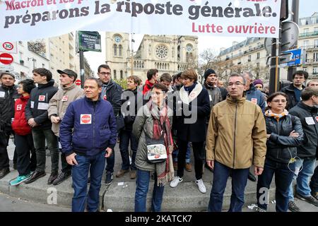 L'ex candidato presidenziale francese del partito di estrema sinistra Lutte Ouvriere Nathalie Arthaud (C) partecipa a una manifestazione nell'ambito di una giornata nazionale di protesta contro le riforme economiche e sociali del governo, il 16 novembre 2017 a Parigi. (Foto di Michel Stoupak/NurPhoto) Foto Stock