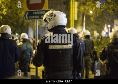 Circa 300 rifugiati e migranti hanno cercato di marciare ai confini greco-ex-ROM e nella zona di Idomeni il 16 novembre 2017. I richiedenti asilo hanno cercato di raggiungere le frontiere per seguire la rotta balcanica e raggiungere i paesi europei. Alcuni di loro hanno chiesto di riunirsi con le loro famiglie che sono già insediate nei paesi dell’Europa nordoccidentale. la marcia è stata organizzata attraverso i social media tra i rifugiati con il sostegno del gruppo di solidarietà-sinistra. Un gruppo di migranti arrivò anche da Atene. La polizia li ha bloccati davanti alla stazione ferroviaria nel centro della città e ha offerto loro ospitalità ai campi t. Foto Stock