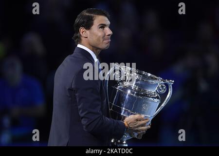 Rafael Nadal of Spain World numero uno con Trophy durante il giorno uno delle finali del Nitto ATP World Tour 2017 giocate alla O2 Arena di Londra il 12 2017 novembre (Foto di Kieran Galvin/NurPhoto) Foto Stock