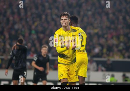 Dortmunds Julian Weigl cerca di motivare la sua squadra durante la partita della Bundesliga tra VfB Stuttgart e Borussia Dortmund alla Mercedes-Benz Arena il 17 novembre 2017 a Stoccarda, Germania. (Foto di Bartek Langer/NurPhoto) Foto Stock