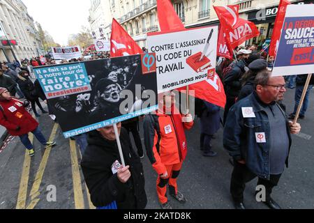 La gente partecipa a una marcia denominata “Marche sur l'Elysée”, indetta dal fronte sociale contro le misure del governo in materia di posti di lavoro assistiti, riforma del diritto del lavoro e imposta di solidarietà, che si terrà a Parigi il 18 novembre 2017. (Foto di Michel Stoupak/NurPhoto) Foto Stock