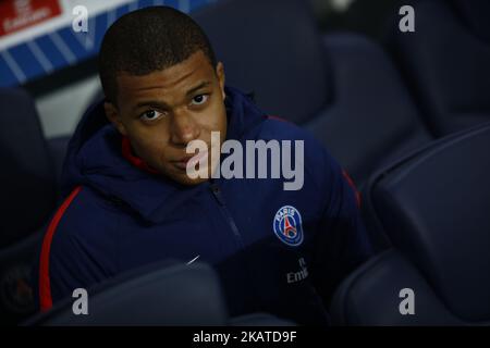 Il futuro francese Kylian Mbappe guarda la telecamera durante la partita di calcio francese del L1 tra Paris Saint-Germain (PSG) e Nantes (FCN) allo stadio Parc des Princes di Parigi il 18 novembre 2017. (Foto di Mehdi Taamallah/NurPhoto) Foto Stock