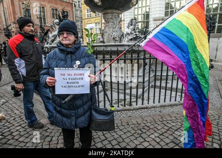 I partecipanti ai rally antifascisti con la bandiera arcobaleno del movimento LGBT sono visti a Danzica, Polonia il 19 novembre 2017 persone hanno protestato contro la crescente ondata di nazionalismo e razzismo in Polonia. (Foto di Michal Fludra/NurPhoto) Foto Stock