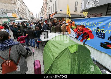 L'associazione francese degli alloggi DAL (diritto di alloggio) protesta nel sobborgo nord di Parigi del centro di Saint-Denis il 18 novembre 2017, di fronte ad un buiding in cui le forze speciali della polizia francese hanno arrestato il belga Abdelhamid Abaoud, la sospettata mente maestra degli attacchi terroristici a Parigi il 13 novembre 2015. Il DAL ha chiesto che il governo dà nuovi alloggi per gli occupanti di questo edificio, distrutto dalla polizia durante l'operazione. (Foto di Michel Stoupak/NurPhoto) Foto Stock