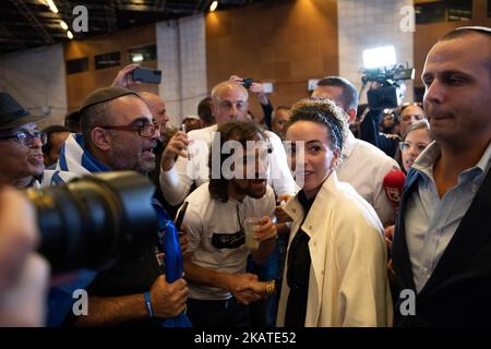 Gerusalemme, Israele. 02nd Nov 2022. Idit Silman, membro del partito Likud, arriva al quartier generale delle elezioni del Likud per le celebrazioni dei partiti di destra israeliani dopo i primi sondaggi di uscita delle elezioni generali del 2022, le quinte elezioni parlamentari in meno di quattro anni. (Foto di Matan Golan/SOPA Images/Sipa USA) Credit: Sipa USA/Alamy Live News Foto Stock