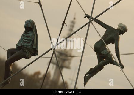 La passerella di padre Bernatek a Cracovia (in polacco: Kladka Ojca Bernatka) ospita una mostra all'aperto delle nove sculture acrobatiche più sorprendenti che formano la mostra intitolata "tra l'acqua e il cielo" dell'artista polacco Jerzy Kedziora. Le sculture sono davvero uniche; l'artista utilizzava la legge della fisica, sospendendo le sculture da uno o due punti di appoggio, utilizzando linee, canne, piramidi e figure equilibrate l'una sull'altra, che si aggiungono all'effetto dell'equilibrio e della sfida della gravità. Lunedì 20 novembre 2017, a Cracovia, Polonia. (Foto di Artur Widak/NurPhoto) Foto Stock