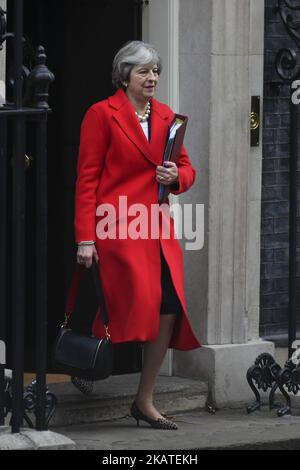 Il primo ministro britannico Theresa May parte dopo una riunione del gabinetto prima del bilancio annuale del Cancelliere al 10 Downing Street, Londra il 22 novembre 2017. Il governo conservatore continua con il suo obiettivo di ridurre il deficit e di bilanciare i conti mentre il Regno Unito negozia la sua uscita dall'Unione europea. (Foto di Alberto Pezzali/NurPhoto) Foto Stock