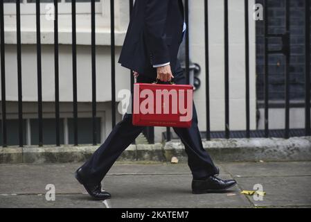 Philip Hammond, il Cancelliere dello scacchiere britannico, sostiene il caso rosso quando lascia 11 Downing Street per consegnare il suo bilancio al Parlamento, Londra, il 22 novembre 2017. Il governo conservatore continua con il suo obiettivo di ridurre il deficit e di bilanciare i conti mentre il Regno Unito negozia la sua uscita dall'Unione europea. (Foto di Alberto Pezzali/NurPhoto) Foto Stock