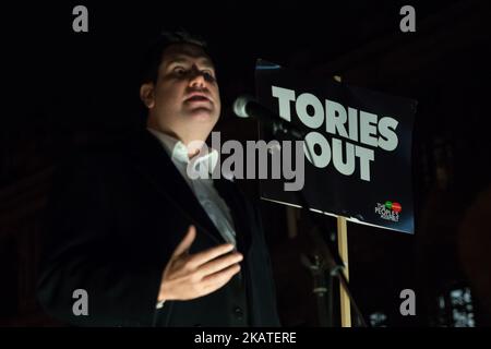 Il Segretario di Stato ombra per la giustizia e il Cancelliere Shadow Lord, Richard Burgon, parla contro i programmi di austerità del governo accanto alle casse di cibo in scatola destinate alle banche alimentari, fuori Downing Street, Londra il 21 novembre 2017. La protesta si è svolta la sera prima del giorno del bilancio. Nel Regno Unito, la giornata del bilancio è il giorno in cui il Cancelliere dello scacchiere consegna il bilancio al Gabinetto e poi alla Camera dei Comuni. (Foto di Alberto Pezzali/NurPhoto) Foto Stock