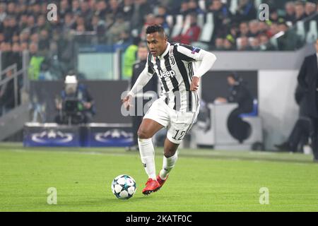 Alex Sandro (Juventus FC) in azione durante la partita di calcio della UEFA Champions League (Gruppo D) tra Juventus FC e FC Barcelona, presso lo Stadio Allianz, il 22 novembre 2017 a Torino. (Foto di Massimiliano Ferraro/NurPhoto) Foto Stock