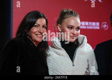 Il sindaco di Parigi Anne Hidalgo (L) e l'attrice e modella franco-americana Lily-Rose Depp (R) partecipano al lancio delle luci di Natale degli Champs Elysees sul viale degli Champs Elysees a Parigi il 22 novembre 2017. (Foto di Michel Stoupak/NurPhoto) Foto Stock