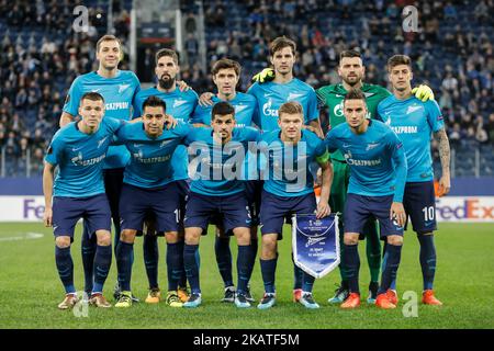 I giocatori del FC Zenit San Pietroburgo posano prima della partita della UEFA Europa League Group L tra il FC Zenit San Pietroburgo e il FK Vardar allo stadio di San Pietroburgo il 23 novembre 2017 a San Pietroburgo, Russia. (Foto di Mike Kireev/NurPhoto) Foto Stock