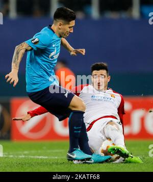 Matias Kranevitter (L) del FC Zenit San Pietroburgo e Vanja Markovic di FK Vardar vie per la palla durante la partita UEFA Europa League Group L tra FC Zenit San Pietroburgo e FK Vardar allo stadio di San Pietroburgo il 23 novembre 2017 a San Pietroburgo, Russia. (Foto di Mike Kireev/NurPhoto) Foto Stock