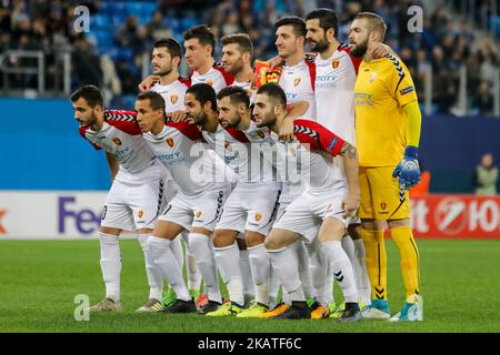 I giocatori di FK Vardar posano prima della partita della UEFA Europa League Group L tra il FC Zenit St. Petersburg e il FK Vardar allo stadio di San Pietroburgo il 23 novembre 2017 a San Pietroburgo, Russia. (Foto di Mike Kireev/NurPhoto) Foto Stock