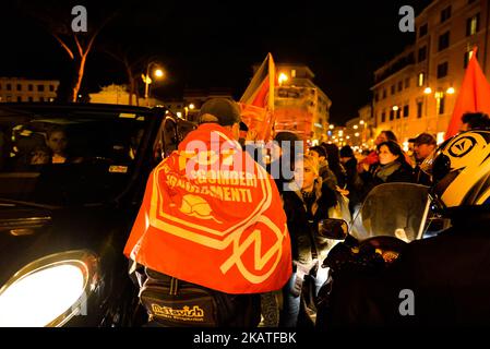 I movimenti per i diritti degli alloggi protestano davanti alla mostra di Beppe Grillo a Roma, 22th novembre 2017. (Foto di Michele Spatari/NurPhoto) Foto Stock