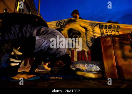 I movimenti per i diritti degli alloggi protestano davanti alla mostra di Beppe Grillo a Roma, 22th novembre 2017. (Foto di Michele Spatari/NurPhoto) Foto Stock