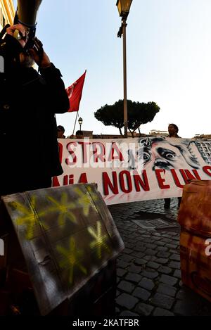 I movimenti per i diritti degli alloggi protestano davanti alla mostra di Beppe Grillo a Roma, 23rd novembre 2017. (Foto di Michele Spatari/NurPhoto) Foto Stock