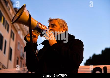 I movimenti per i diritti degli alloggi protestano davanti alla mostra di Beppe Grillo a Roma, 22th novembre 2017. (Foto di Michele Spatari/NurPhoto) Foto Stock