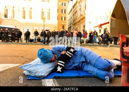 I movimenti per i diritti degli alloggi protestano davanti alla mostra di Beppe Grillo a Roma, 23rd novembre 2017. (Foto di Michele Spatari/NurPhoto) Foto Stock