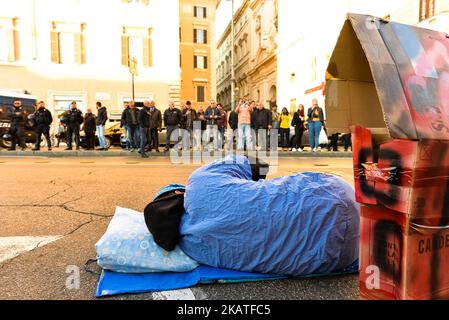 I movimenti per i diritti degli alloggi protestano davanti alla mostra di Beppe Grillo a Roma, 23rd novembre 2017. (Foto di Michele Spatari/NurPhoto) Foto Stock