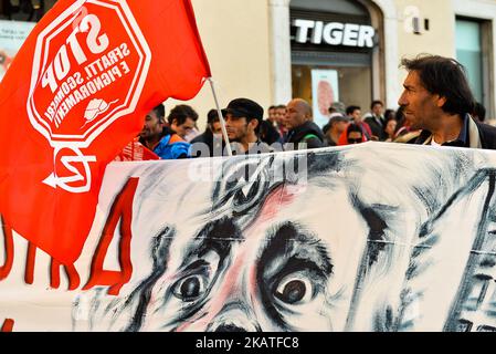 I movimenti per i diritti degli alloggi protestano davanti alla mostra di Beppe Grillo a Roma, 23rd novembre 2017. (Foto di Michele Spatari/NurPhoto) Foto Stock