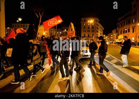 I movimenti per i diritti degli alloggi protestano davanti alla mostra di Beppe Grillo a Roma, 22th novembre 2017. (Foto di Michele Spatari/NurPhoto) Foto Stock