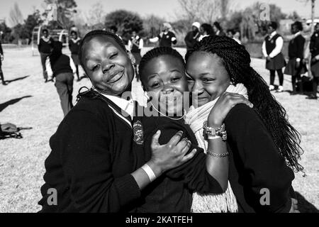 Diversi alunni delle scuole superiori africane che si sono arsudati sul campo sportivo di Johannesburg, in Sudafrica Foto Stock