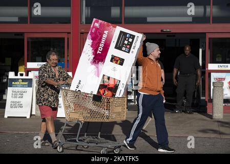 Gli acquirenti escono dal negozio Best Buy il Black Friday di Los Angeles, California, il 24 novembre 2017. Il Black Friday si verifica il giorno dopo il giorno del Ringraziamento e inizia la stagione degli acquisti natalizia, mentre i rivenditori attirano gli acquirenti a prezzi ridotti. (Foto di Ronen Tivony/NurPhoto) Foto Stock