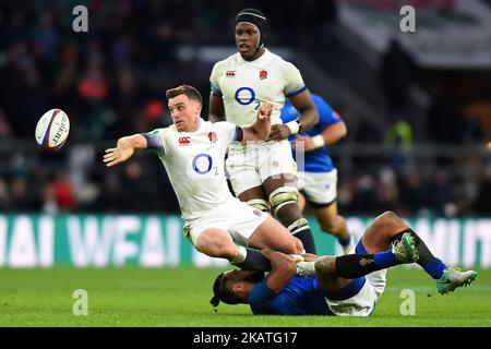 L'inglese George Ford offload un passo durante l'Old Mutual Wealth Series tra l'Inghilterra contro Samoa allo stadio Twickenham , Londra il 25 novembre 2017 (Photo by Kieran Galvin/NurPhoto) Foto Stock