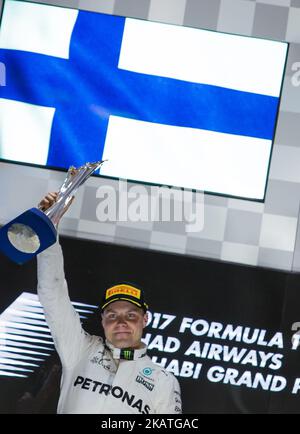 Valtteri Bottas di Finnland e Mercedes driver sul podio dopo la gara di Formula uno Etihad Airways Abu Dhabi Grand Prix il 26 novembre 2017 sul circuito Yas Marina, Abu Dhabi, Emirati Arabi Uniti. (Foto di Robert Szaniszló/NurPhoto) Foto Stock