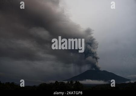 La mattina dell'eruzione del Monte Agung fu vista al villaggio di Muncan il 28 novembre 2017 nella reggenza di Karangasem, Bali, Indonesia. Grande attività vulcanica nel tornare al livello IV dal centro vulcanologico e mitigazione del rischio geologico (PVMBG). La lava si raffredda rapidamente, il servizio di bali è temporaneamente chiuso a causa dell'impatto dell'eruzione del vulcano Agung. (Foto di Muhammad Fauzy/NurPhoto) Foto Stock