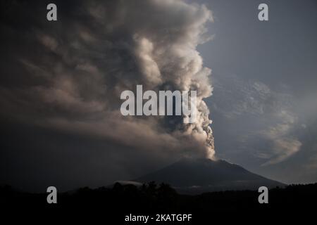 La mattina dell'eruzione del Monte Agung fu vista al villaggio di Muncan il 28 novembre 2017 nella reggenza di Karangasem, Bali, Indonesia. Grande attività vulcanica nel tornare al livello IV dal centro vulcanologico e mitigazione del rischio geologico (PVMBG). La lava si raffredda rapidamente, il servizio di bali è temporaneamente chiuso a causa dell'impatto dell'eruzione del vulcano Agung. (Foto di Muhammad Fauzy/NurPhoto) Foto Stock