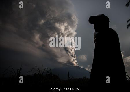 La mattina dell'eruzione del Monte Agung fu vista al villaggio di Muncan il 28 novembre 2017 nella reggenza di Karangasem, Bali, Indonesia. Grande attività vulcanica nel tornare al livello IV dal centro vulcanologico e mitigazione del rischio geologico (PVMBG). La lava si raffredda rapidamente, il servizio di bali è temporaneamente chiuso a causa dell'impatto dell'eruzione del vulcano Agung. (Foto di Muhammad Fauzy/NurPhoto) Foto Stock