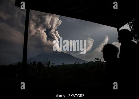 La mattina dell'eruzione del Monte Agung fu vista al villaggio di Muncan il 28 novembre 2017 nella reggenza di Karangasem, Bali, Indonesia. Grande attività vulcanica nel tornare al livello IV dal centro vulcanologico e mitigazione del rischio geologico (PVMBG). La lava si raffredda rapidamente, il servizio di bali è temporaneamente chiuso a causa dell'impatto dell'eruzione del vulcano Agung. (Foto di Muhammad Fauzy/NurPhoto) Foto Stock