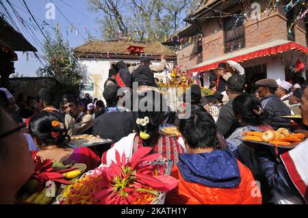 Devoti nepalesi che decorano il carro della Dea Indrayani durante il Festival Indrayani celebrato a Kirtipur, Kathmandu, Nepal martedì 28 novembre 2017. È la parte del festival famoso celebrato annualmente che segna l'arrivo dell'inverno. Jatras e festival fanno parte della vita della comunità di Newar. (Foto di Narayan Maharjan/NurPhoto) Foto Stock